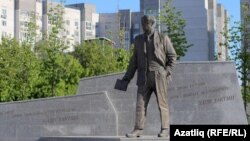Казанда 2017 елда ачылган Һади Такташ һәйкәле
