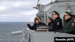 Președintele rus Vladimir Putin (stânga) urmărind manevrele militare din coastele Crimeii. 9 ianuarie 2020