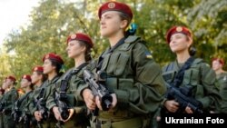 Першакурсніцы Акадэміі нацыянальнай гвардыі Ўкраіны падчас прысягі