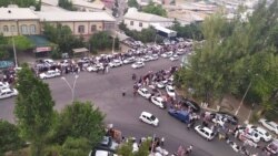 Стихийная торговля у рынка в Ташкенте.