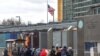 Люди стоять у чергах за візами та іншими консульськими службами перед посольством США у Москві, 3 квітня 2018 року