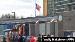 Люди стоять у чергах за візами та іншими консульськими службами перед посольством США у Москві, 3 квітня 2018 року