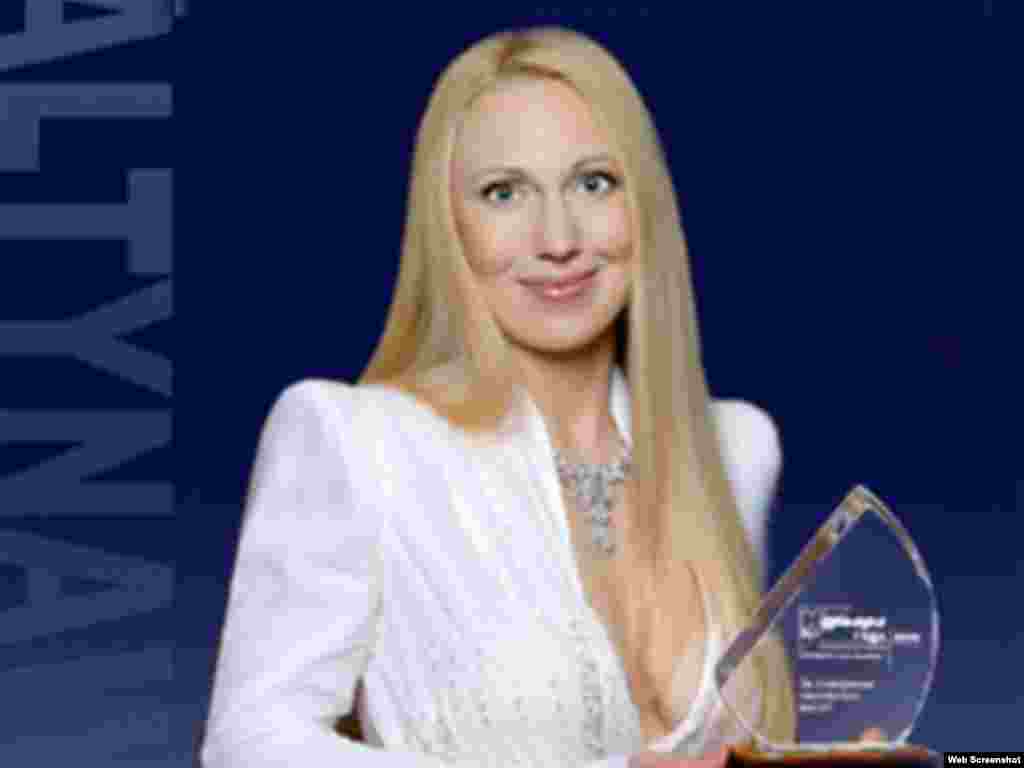 Rusija - Od vrha..... - Potpredsjednica Altyna, Anatonina Babosyuk, najvećeg ruskog lanca prodaje nakita dok je bila slavna.....