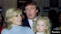 Дональд Трамп со своей женой Марлой Мейплз и их дочерью Тиффани в 1995 году.
