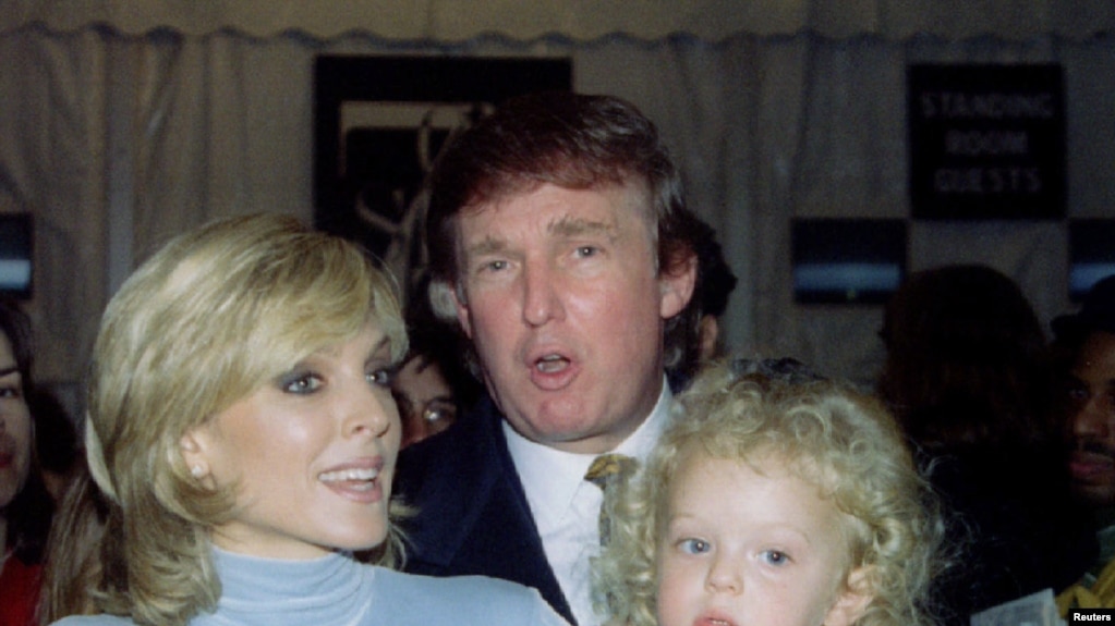 Дональд Трамп со своей женой Марлой Маплс и дочерью Тиффани в 1995 году
