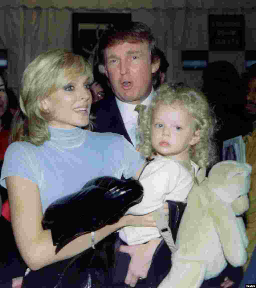 Трамп и Марла Мейплс с дочерью Тиффани в 1995 году. Супруги развелись в 1999 году&nbsp;
