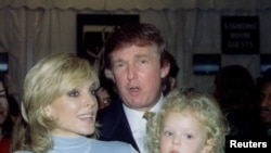 Дональд Трамп со своей женой Марлой Маплс и дочерью Тиффани в 1995 году