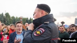 Навальныйды қолдау митингісіне қатысып тұрған Раушан Валиуллин.