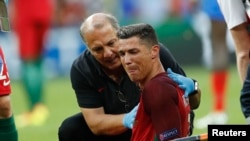 Капитан сборной Португалии по футболу Роналду после полученной в финальном матче травмы. 10 июля 2016 года.