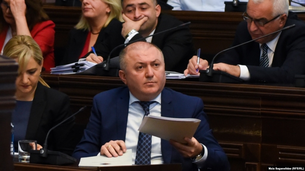 42-летний Лилуашвили по образованию экономист в области международных отношений, вся его трудовая деятельность, в основном, связана с коммерческими компаниями