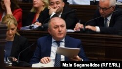 42-летний Лилуашвили по образованию экономист в области международных отношений, вся его трудовая деятельность, в основном, связана с коммерческими компаниями
