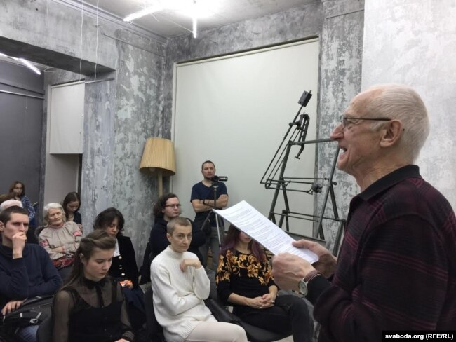 Алесь Разанаў праводзіць адкрытыя лекцыі ў «Лятучым унівэрсытэце», 2017 год