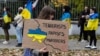 Protest în sprijinul Ucrainei în fața ambasadei Rusiei la Varșovia, după ce Moscova a anexat oficial patru regiuni ucrainene, Varșovia, Polonia, 15 octombrie 2022. 