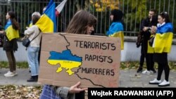 Одна из акций протеста против войны в Украине у посольства РФ в Варшаве