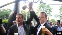 Șeful Partidului Libertății de Extremă Dreapta din Austria (FPOe), Heinz-Christian Strache (stânga), în 2014, sărbătorind accederea în Parlamentul European al partidului de extremă dreaptă în 2014.