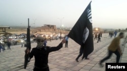 Mosulda qaldırılan İŞİD bayrağı, iyun, 2014-cü il