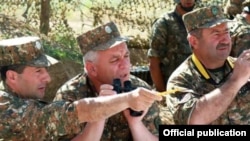 Dağlıq Qarabağ - qondarma rejimin "müdafiə naziri" Levon Mnatsakanian (ortada) hərbi təlimləri izləyir. 28 iyun, 2018