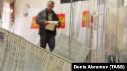 Голосование на избирательном участке в России (архивное фото)