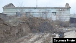 At the moment, covered in dust and dirt, the once-infamous prison is nothing more than a garbage dump. 