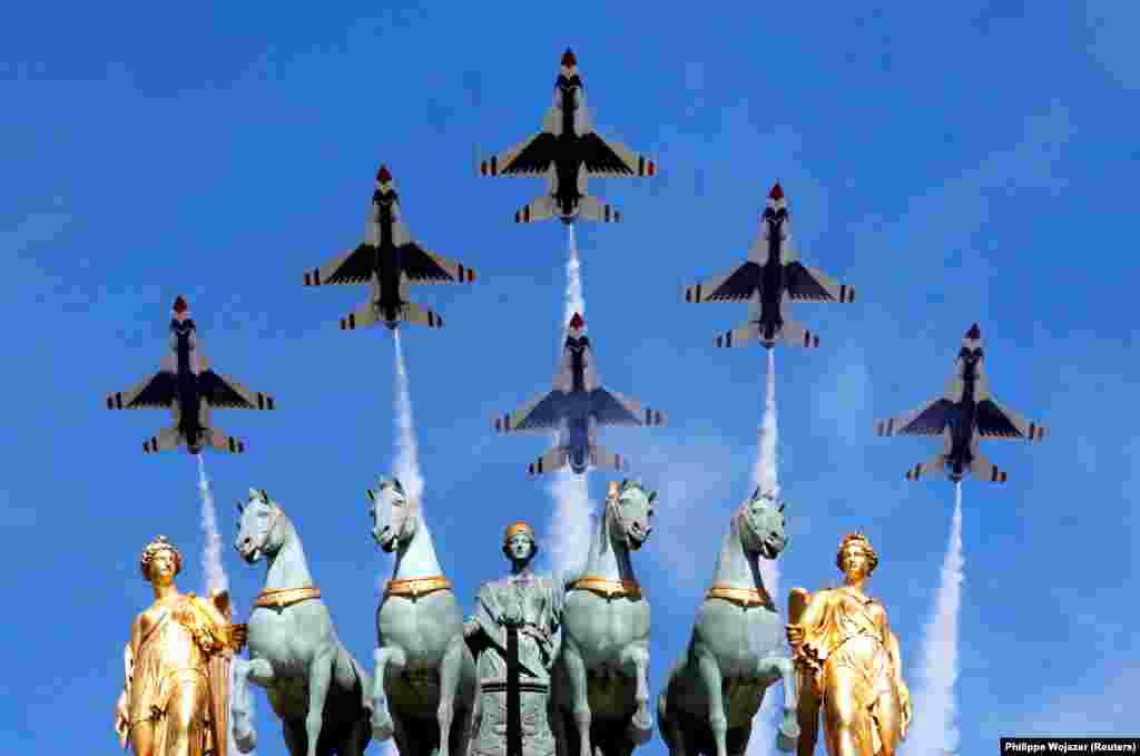 Forcat ajrore të SHBA-së gjatë paradës tradicionale ushtarake të Ditës së Bastijes në Paris, më 14 korrik.&nbsp;