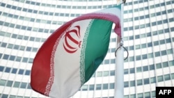 Государственный флаг Ирана у штаб-квартиры МАГАТЭ в Вене.