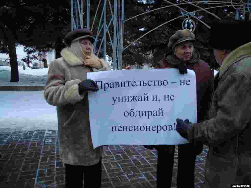 Казан пенсионерлары юл ташламасын кайтаруны таләп итеп митингка чыкты.
