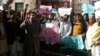 د سریاب سړک يو اوسېدونکي امان الله جنازه یې محله دارو احتجاجا په ښار کې ګرځولې او غوښتنه کوي چې د هغه وژونکي دې ونیول شي.۲۸دسبمر ۲۰۱۱