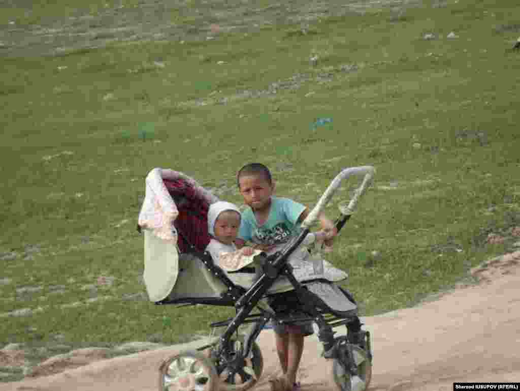 Kyrgyzstan - Osh region Onadir child