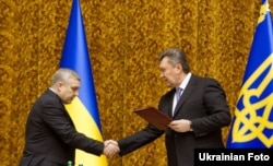 Новоназначенный глава СБУ Александр Якименко и президент Украины Виктор Янукович. Киев, 10 января 2013 года