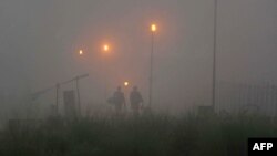 Pjesëtarët e forcave kufitare të Indisë patrullojnë në kufi me Pakistanin megjithë mjegullën e dendur 