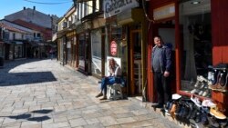 Prodavači ispred svojih prodavnica, Skoplje, 24. april