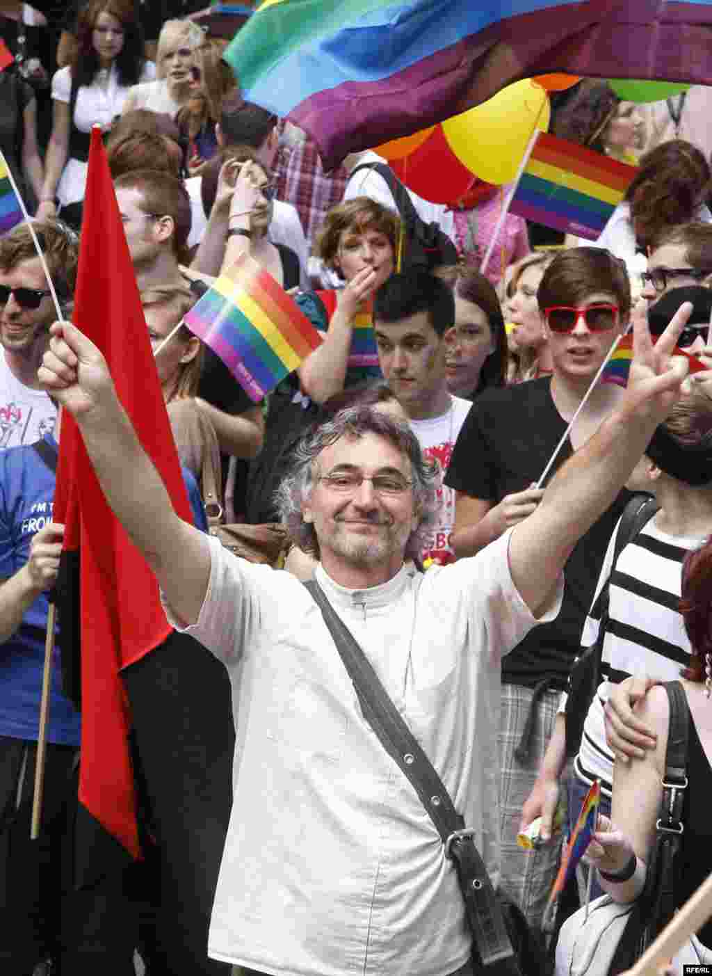 Parada ponosa u Zagrebu 19. jun 2010. , FOTO: ZOOMZG - Ovogodišnja manifestacija, koja je održana pod sloganom "Hrvatska to može progutati", okupila je oko 600 učesnika koji su došli da podrže pravo homoseksualaca na različitost. Povorku, koja je šetala ulicama Zagreba, obezbjeđivalo je oko 200 policajaca, 20-ak kombija i desetak automobila. Na Trgu bana Jelačića povorka se susrela sa predstavnicima Hrvatske čiste stranke prava, koji su organizovali kontraskup, ali nije došlo do fizičkih sukoba.