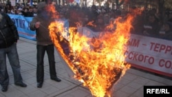 Pro-Russian activists burn flags and protest against the United States and NATO in Crimea, which Moscow annexed from Ukraine earlier this year. (file photo)