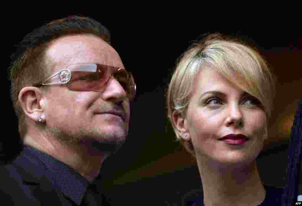 Bono i južnoafrička glumica Charlize Theron prisustvovali su komemoraciji u Johannesburgu, 10. decembar 2013. Foto: AFP / Odd Andersen 