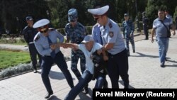 Полиция азаматтарды ұстап жатыр. Алматы. 21 қыркүйек, 2019 жыл.