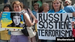 Акция в поддержку Надежды Савченко в Милане во время визита в Италию президента России Владимира Путина