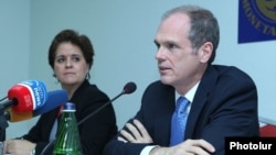 Armenia - Mark Horton (R), head of an IMF mission, at a news conference in Yerevan, 30Sep2014.