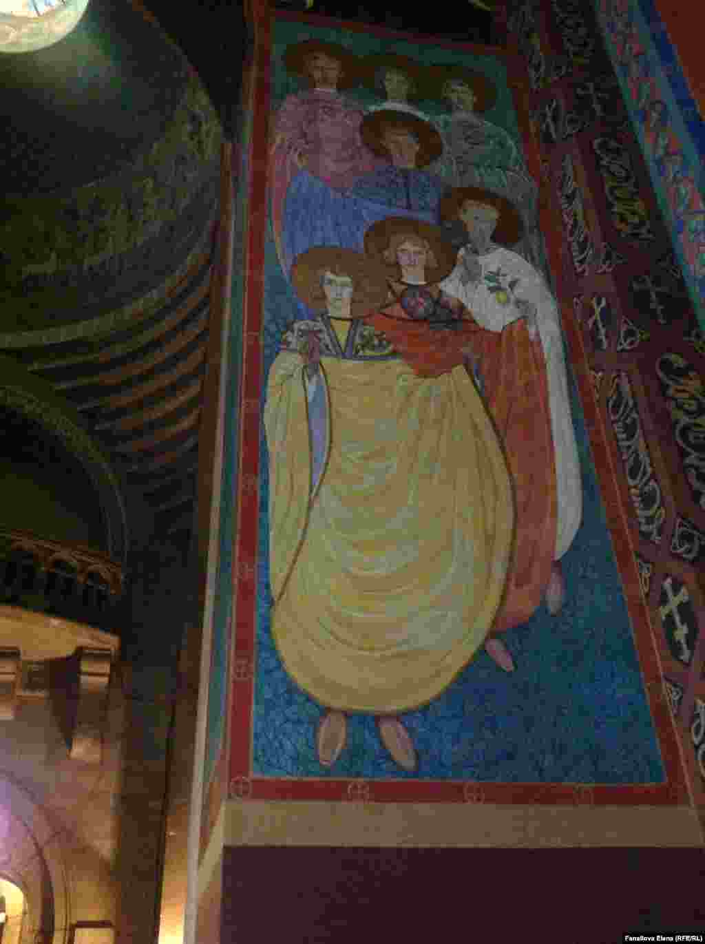 Фигуры святых возле центральной арки