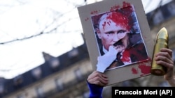 Плакат проти російського вторгнення в Україну в Парижі, Франція, 5 березня 2022 року