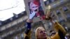 Франція. Жінка з портретом Володимира Путіна на акції підтримки України на тлі масштабного вторгнення Росії. Париж, 5 березня 2022 року