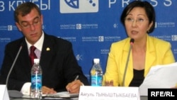 Исполнительный директор фонда «Бота» Кристофер Кавано и менеджер фонда Айгуль Тыныштыкбаева. Алматы, 22 сентября 2009 года.