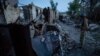 Зруйнована обстрілами з боку бойовиків частина селища Зайцеве, околиці Горлівки