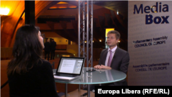 Корреспондент Свободной Европы Иоланда Бэдилицэ беседует с депутатом ПАСЕ от Украины Алексеем Гончаренко, Страсбург