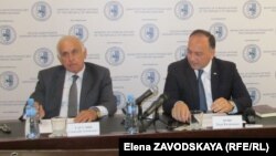 Геннадий Гагулия (слева) и глава МИД Абхазии Даур Кове на пресс-конференции (архивное фото)