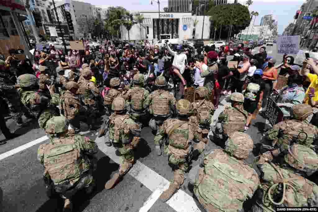 Бійці Національної гвардії США опустилися на одне коліно перед демонстрантами, які вимагають справедливого покарання поліцейських за смерть Флойда. Каліфорнія, США