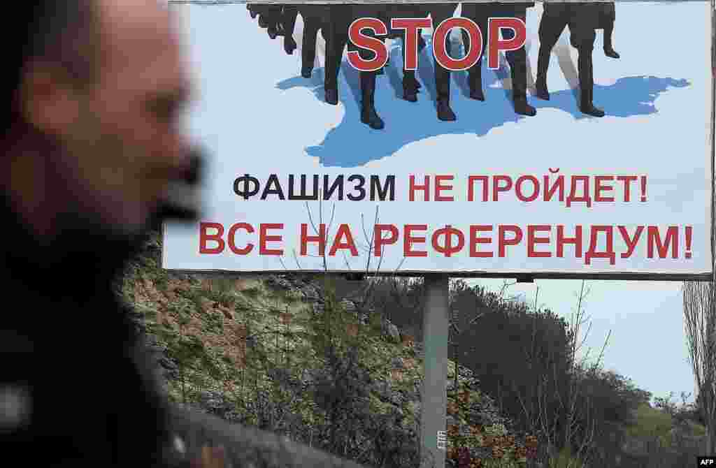 Билборды на улицах Крыма перед "референдумом", назначенным на 16 марта, его дата была перенесена с более позднего срока на ранний. Еще до того, как голосование состоялось, 11 марта в Госдуму были внесены законопроекты, предусматривающие ускоренную процедуру аннексии территории другого государства. Если ранее, согласно российским законам, это было возможным только при заключении двухстороннего международного договора с Украиной, то принятые впоследствии законодательные нормы позволяли делать это в одностороннем порядке.