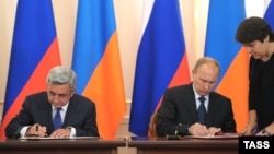Ռուսաստանի և Հայաստանի նախագահներ Վլադիմիր Պուտինը և Սերժ Սարգսյանը փաստաթղթեր են ստորագրում իրենց հանդիպումից հետո, Նովո Օգարյովո, 3-ը սեպտեմբերի, 2013թ․