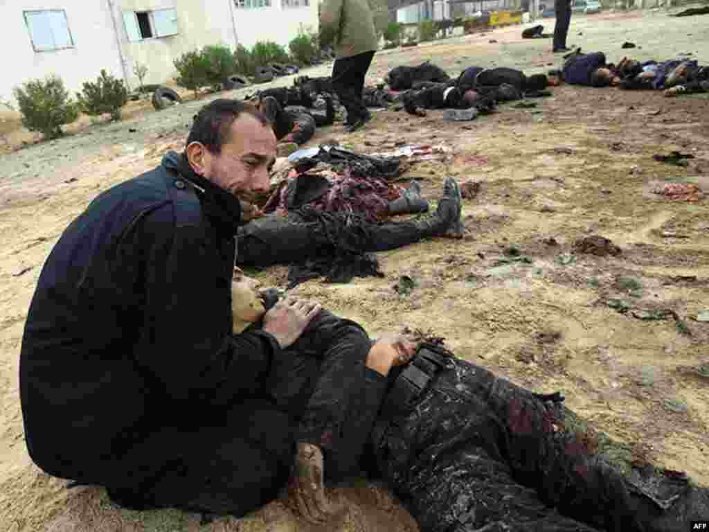 یک مامور پلیس حماس در کنار همکارانش که در بمباران اسرائیل کشته شدند.