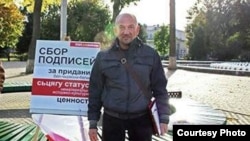  Уладзімер Гундар зьбірае подпісы за бел-чырвона-белы сьцяг як культурную каштоўнасьць. Баранавічы, 2016 год. Ілюстрацыйнае фота