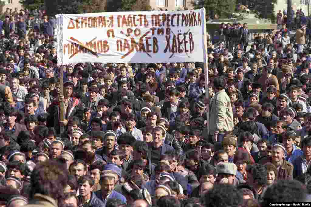 Гирдиҳамоии 13 феврали соли 1990 дар пояи ҳайкали Ленин дар майдони ба номи Ленин (ҳоло майдони Исмоили Сомонӣ) дар Душанбе